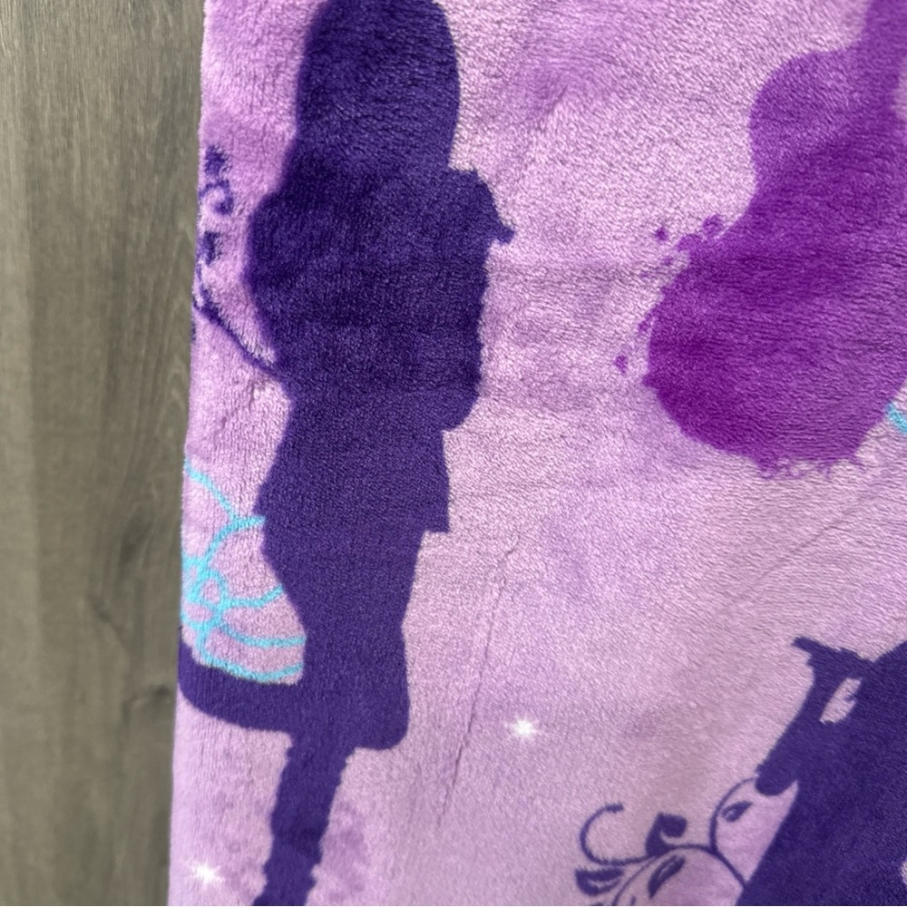 New Disney Hannah Montana 50" x 70" Purple Plush Throw Blanket On Hanger - Picture 5 of 8